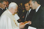 Lars A. Fischinger übergibt sein aktuelles Buch dem Papst